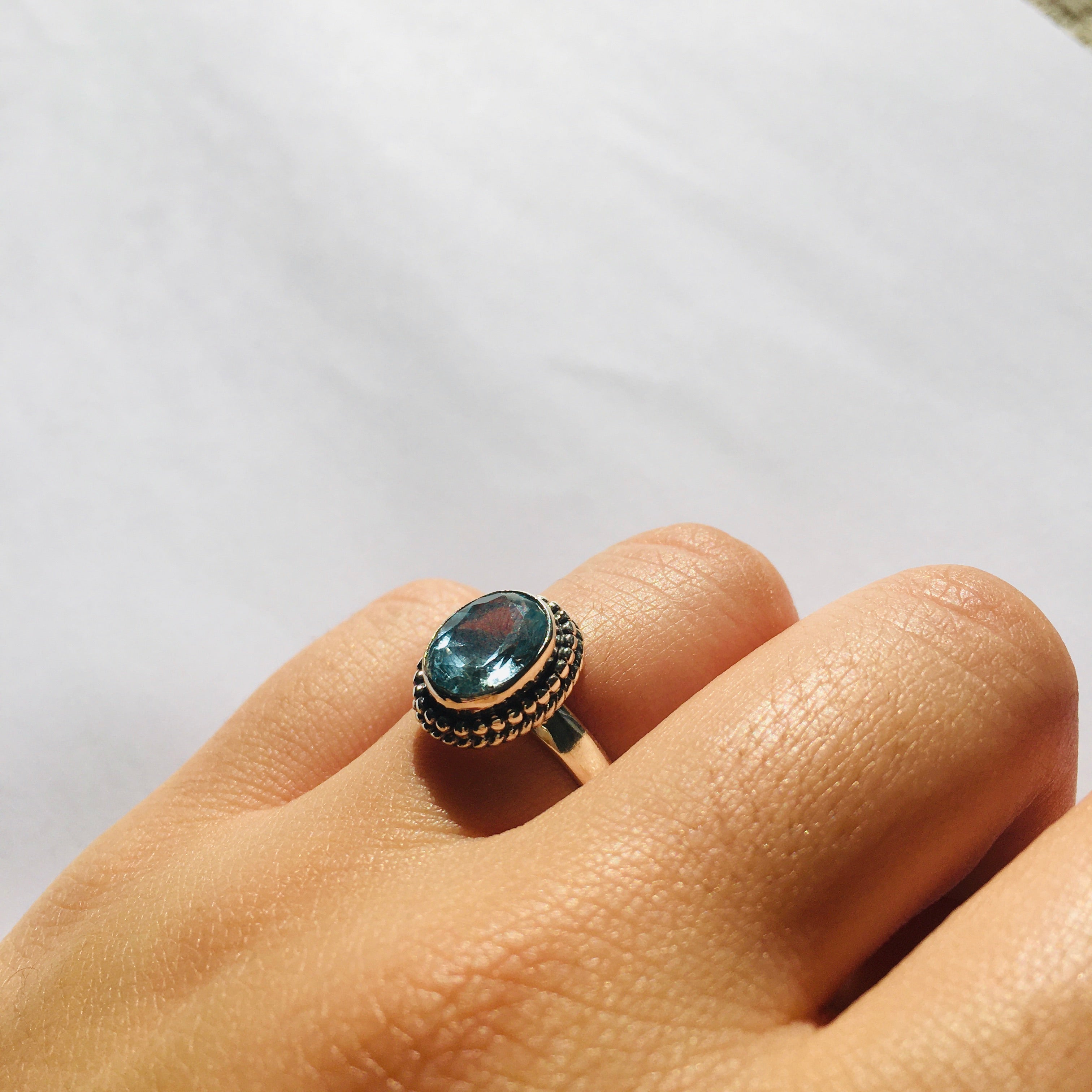 Bague "Esprit et Expression de Soi" en Topaze Bleue et Argent 925