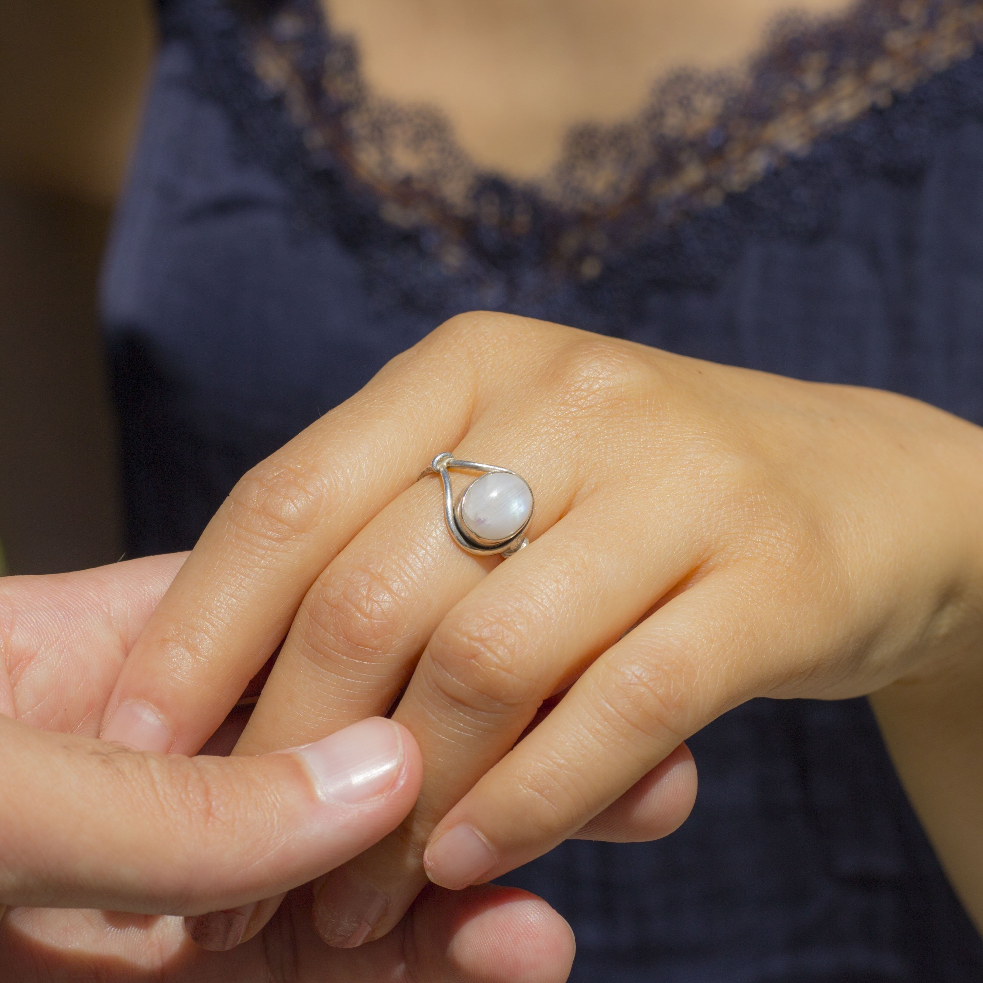 Bague "Féminité et Douceur" en Pierre de Lune et Argent 925